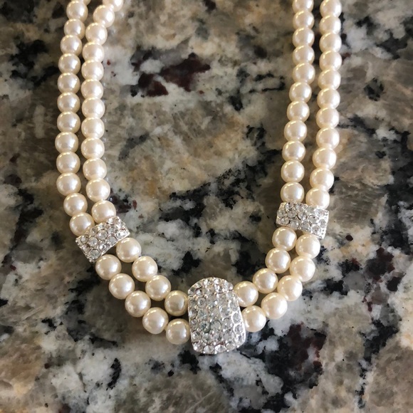Pearl ivory necklace, earrings and bracelet. - Picture 4 of 5